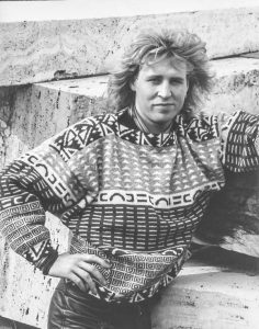 Herrenpullover mit Ethnomuster in vier Grautönen