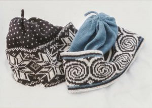 Mützen mit breiter Bordüre in Schwarz-Weiß-Muster