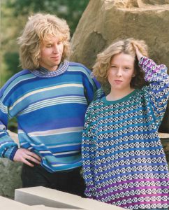 Zwei Pullover: Streifen in Blau-Grün-Lila und Kachelmuster mit Farbverlauf