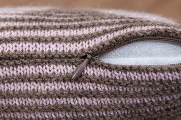 Illusionsstricken Kissenhülle mit nahtverdecktem Reißverschluss Illusionsstricken Kissenhülle mit nahtverdecktem Reißverschluss
